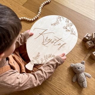 Dřevěný balón na zeď nebo dveře pokojíčku se jménem na přání. 🤎✨ #drevenedekoracie #drevenedekoracie #detskedekoracie...