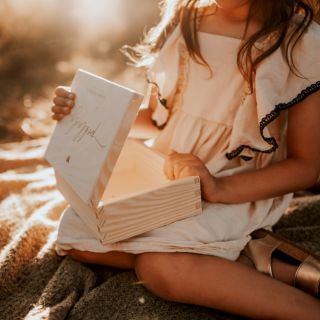 ✨ Dřevěná krabička na ty nejcennější dětské poklady ✨ Uchovejte si první vlásky, mléčné zoubky nebo milované fotografie. 🤎...