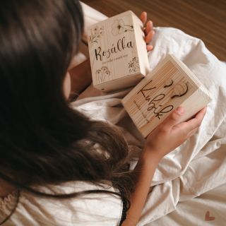 💛 První krůčky ke spoření… stylově a s úsměvem! ✨ Naše dřevěná pokladnička se jménem na přání je malý velký pomocník pro...