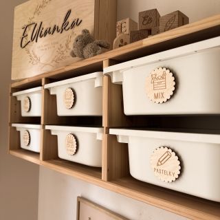 Minimalismus, přírodní materiál a pořádek, který má styl. 🤎 Naše dřevěné štítky jsou krásným i funkčním doplňkem do...