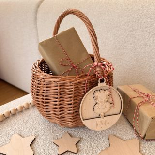Proutěný košík s dřevěnou jmenovkou na míru – ideální pro Mikulášskou nadílku, Vánoce nebo malé dětské poklady. ✨🎄 Na...
